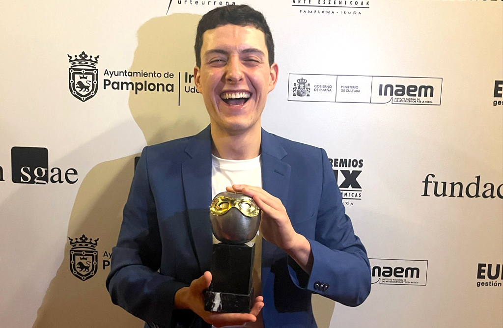 El actor alhameo Len Molina se hace con un Max como protagonista de la obra Contra Ana